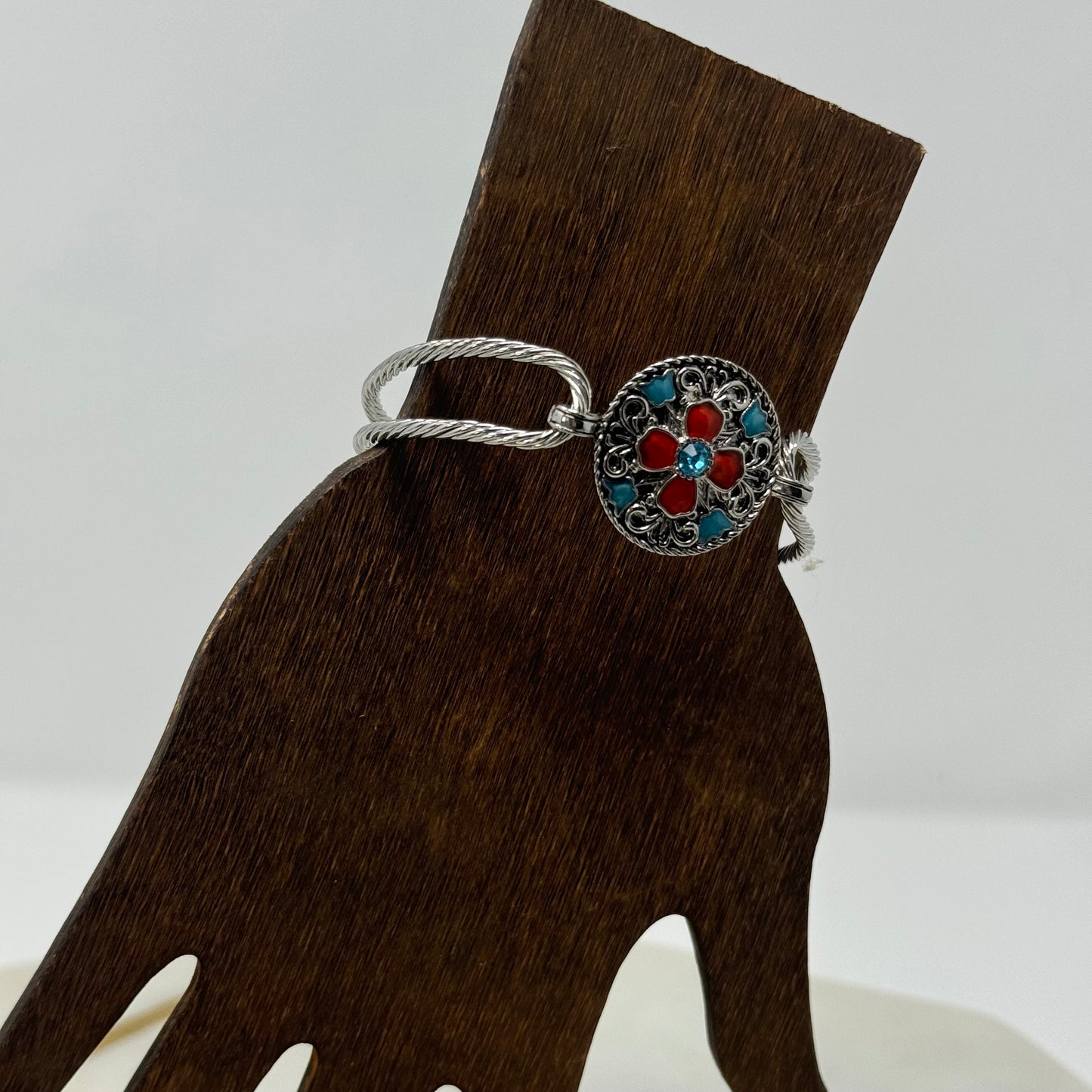 Bracelet Boho Southwest Floral Silver Tone Metal Bangle 7.5 in Magnetic Closure Costume Jewelry