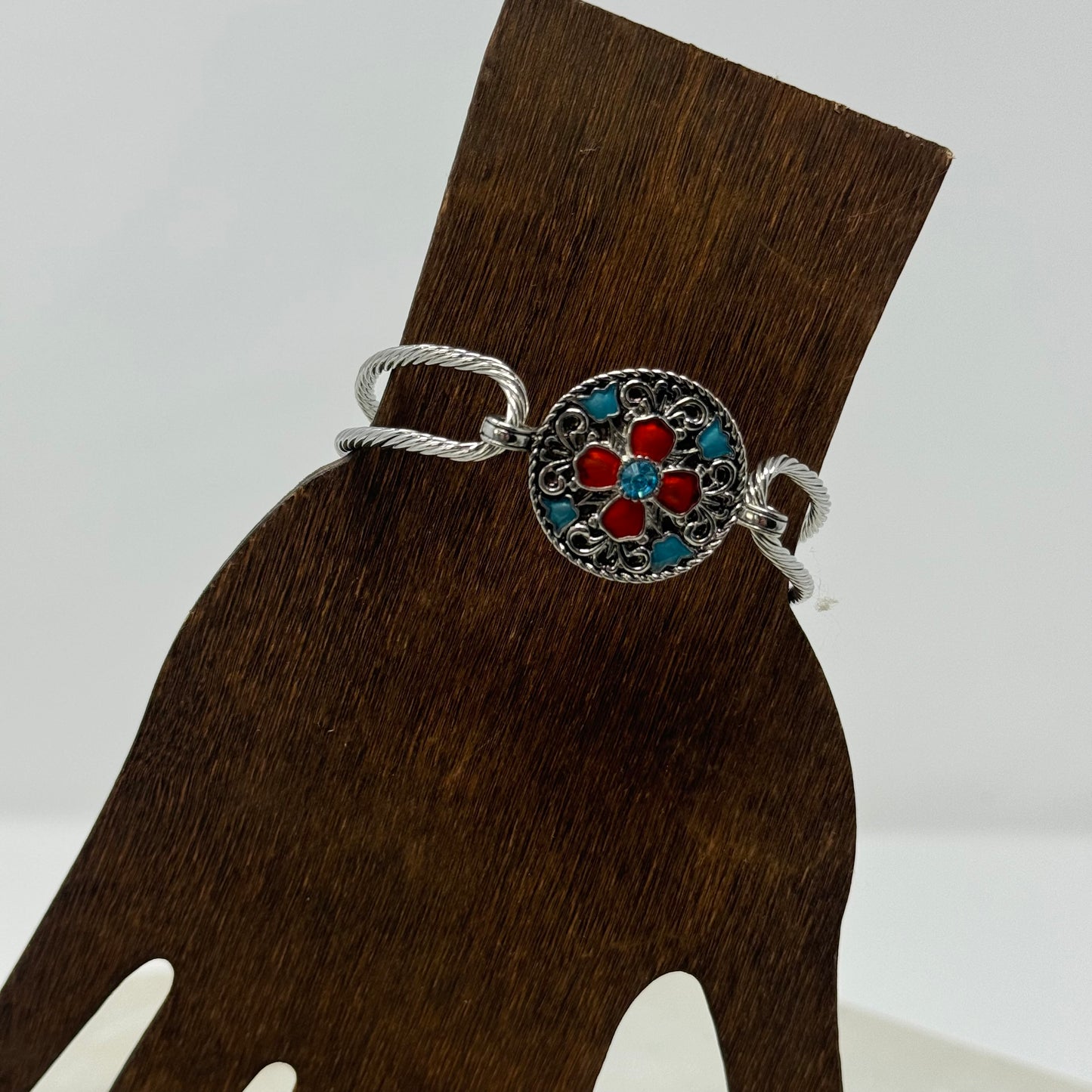 Bracelet Boho Southwest Floral Silver Tone Metal Bangle 7.5 in Magnetic Closure Costume Jewelry