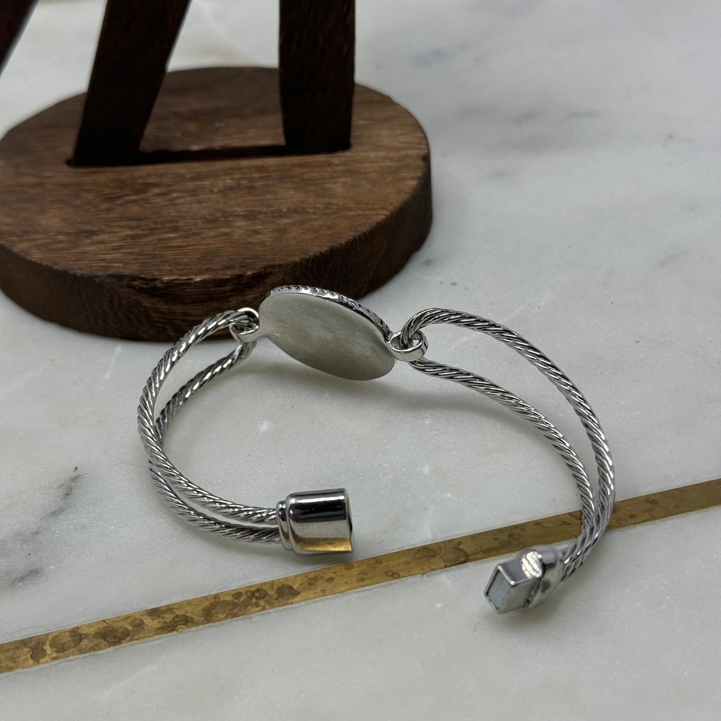 Bracelet Boho Southwest Floral Silver Tone Metal Bangle 7.5 in Magnetic Closure Costume Jewelry