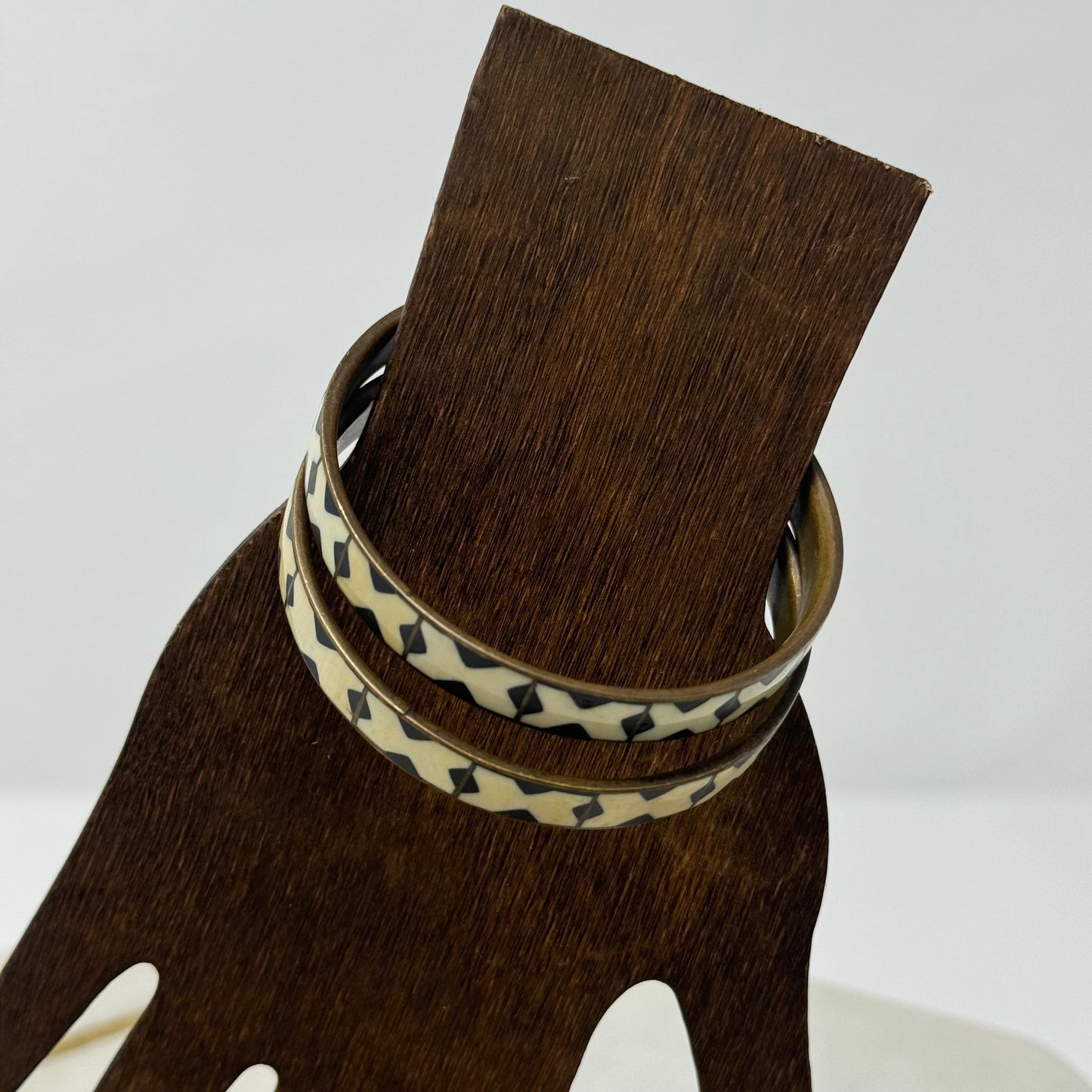 Bracelet Boho Southwest White Brass Tone Pattern Metal Inlay Bangle Set 7.75 in
