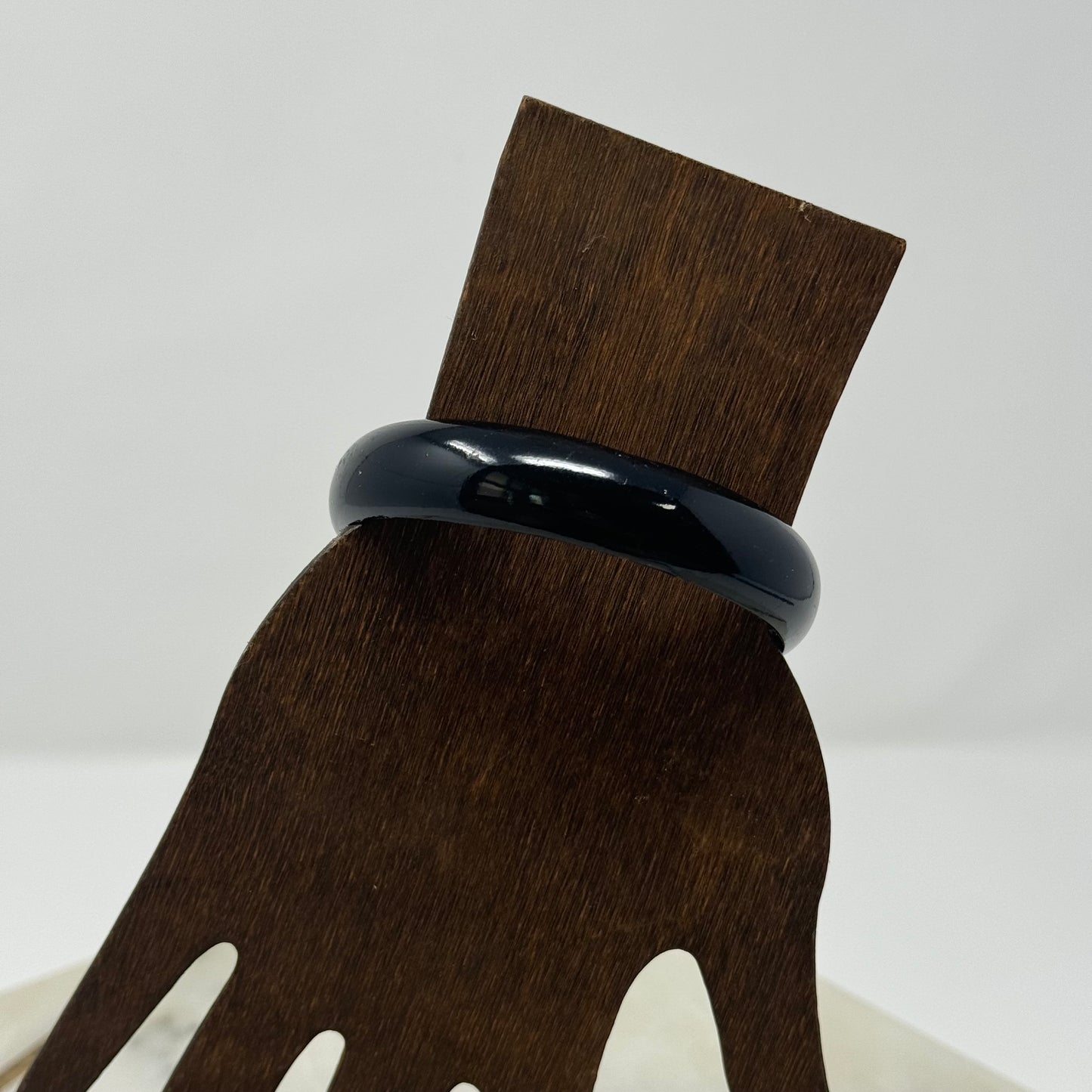 Elegant Black Resin Bangle Bracelet - Trendy Minimalist Fashion Jewelry Accessory