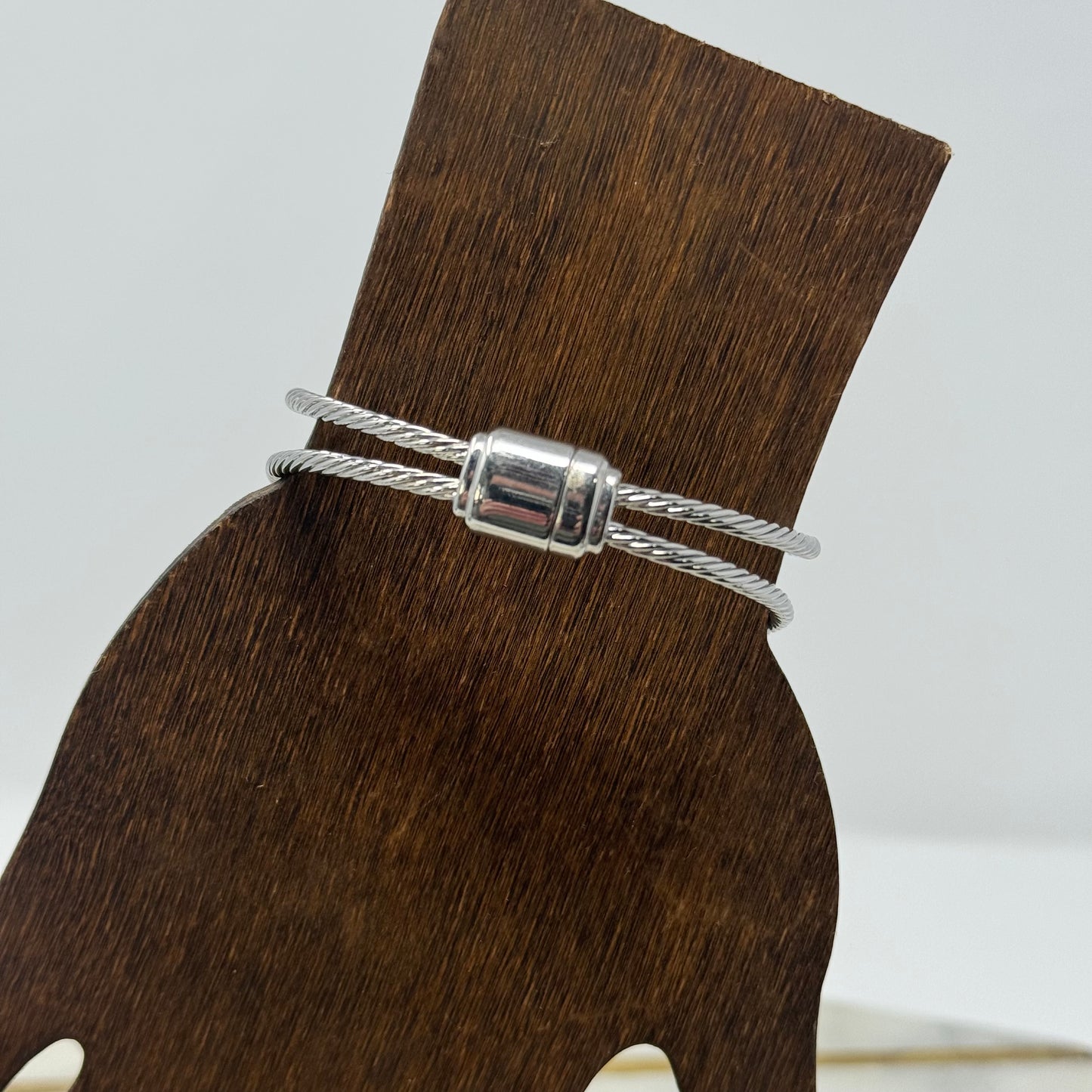 Bracelet Boho Southwest Floral Silver Tone Metal Bangle 7.5 in Magnetic Closure Costume Jewelry
