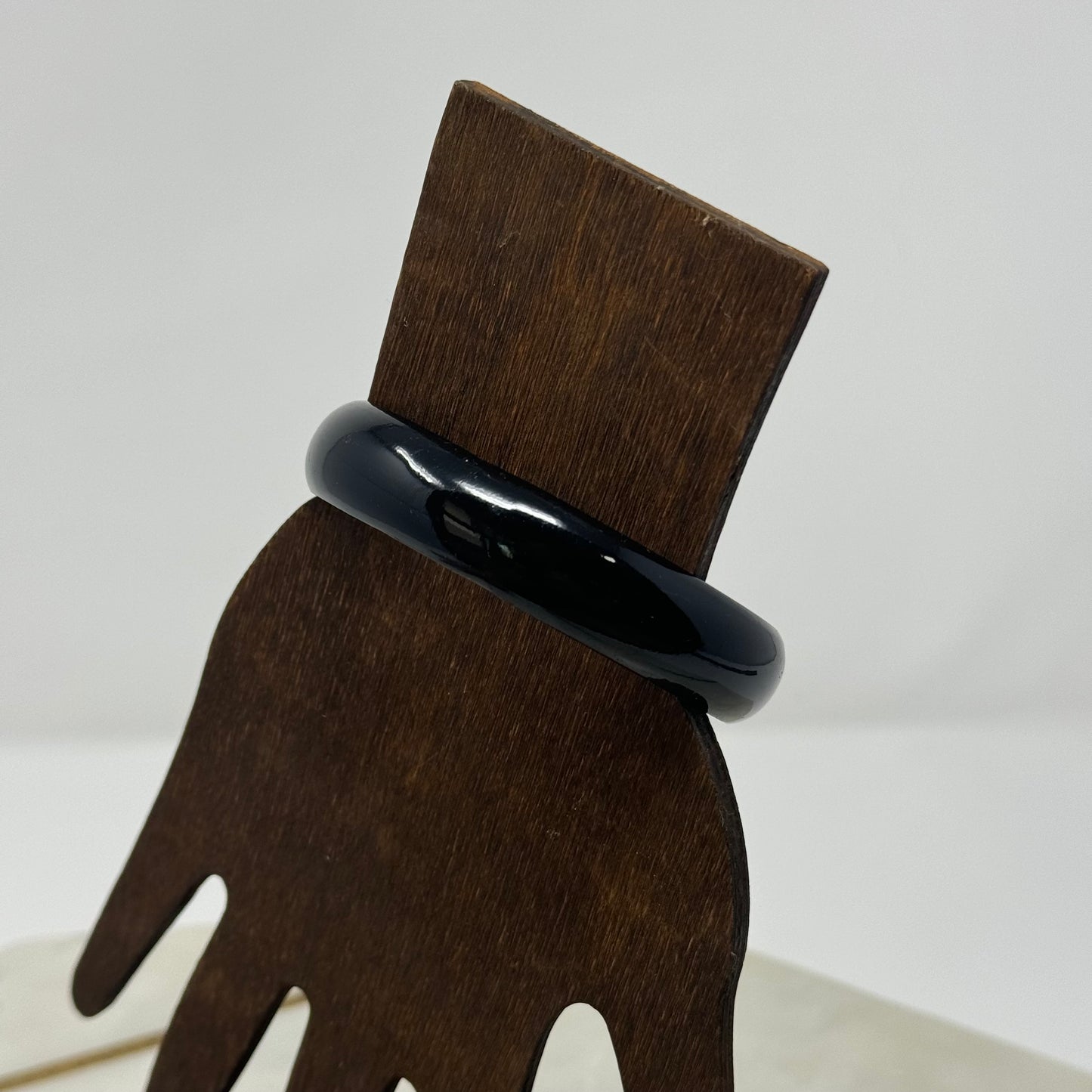 Elegant Black Resin Bangle Bracelet - Trendy Minimalist Fashion Jewelry Accessory