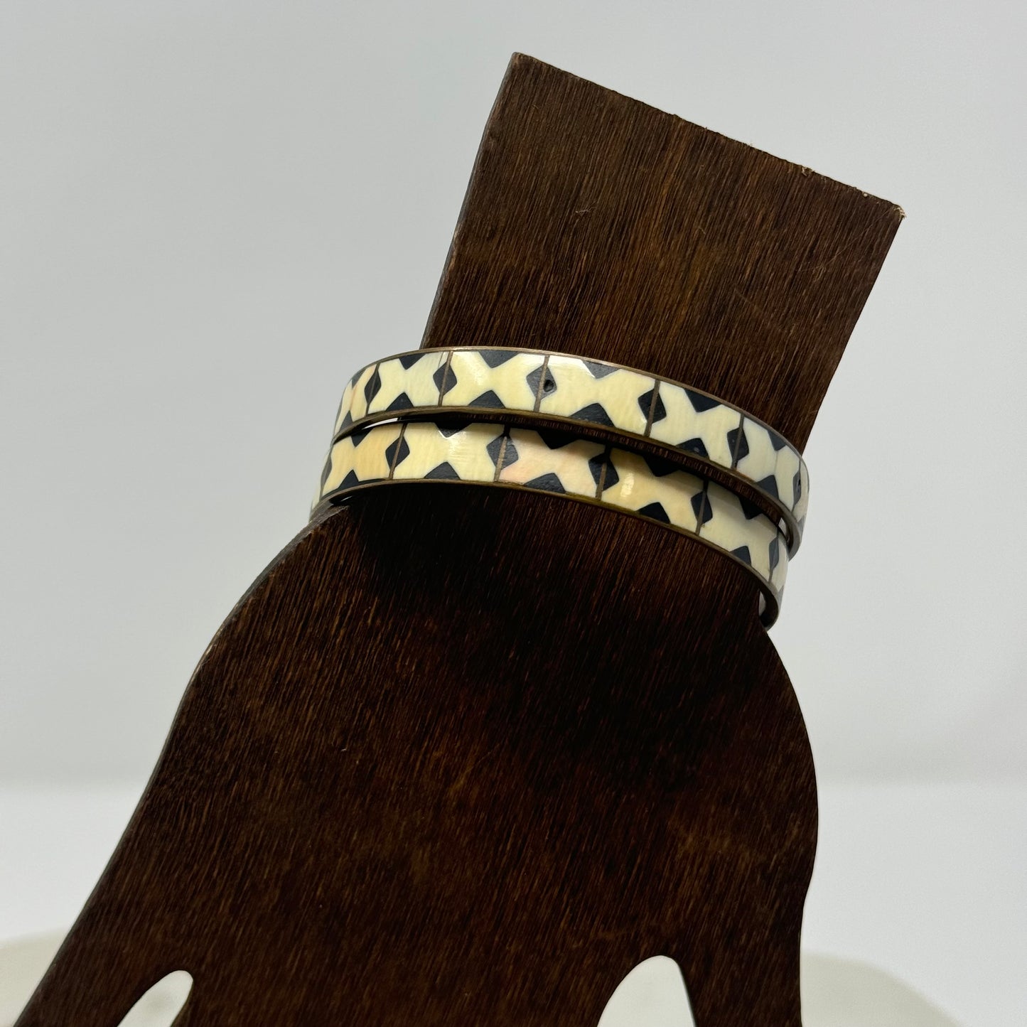 Bracelet Boho Southwest White Brass Tone Pattern Metal Inlay Bangle Set 7.75 in