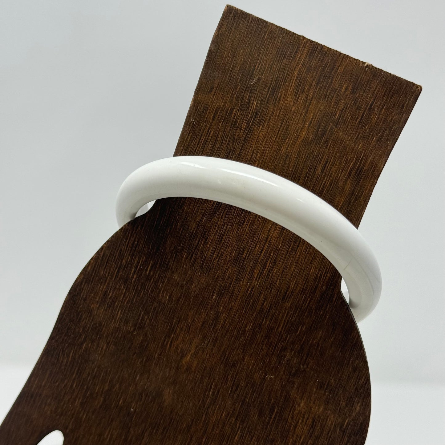 Classic White Resin Bangle Bracelet - Trendy Minimalist Fashion Jewelry Accessory