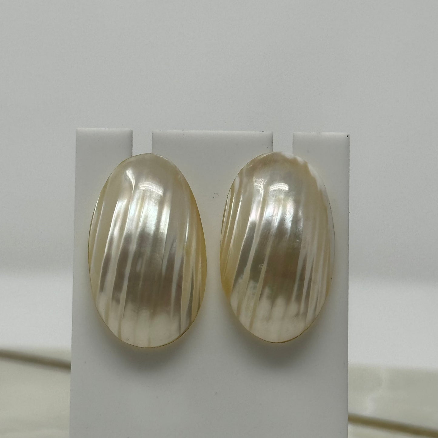 Vintage Oval 1990’s Faux Pearl Post Earrings