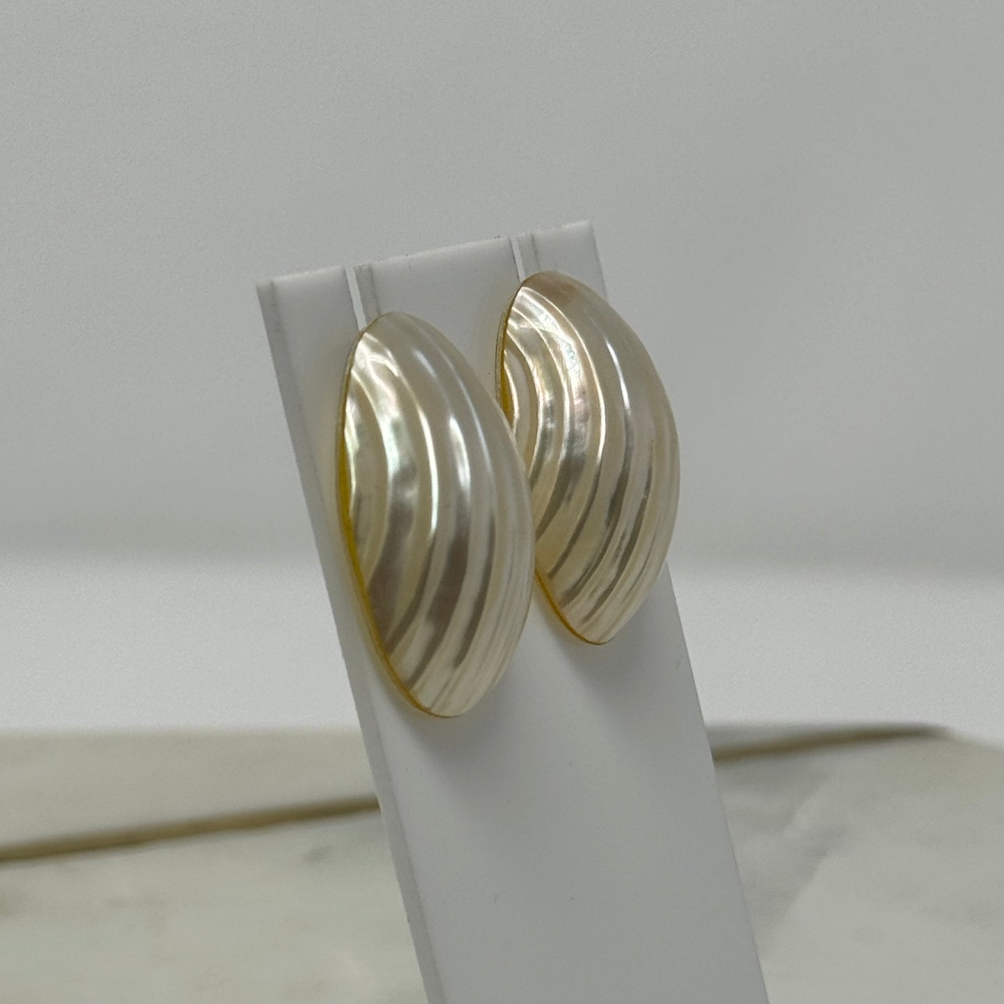 Vintage Oval 1990’s Faux Pearl Post Earrings