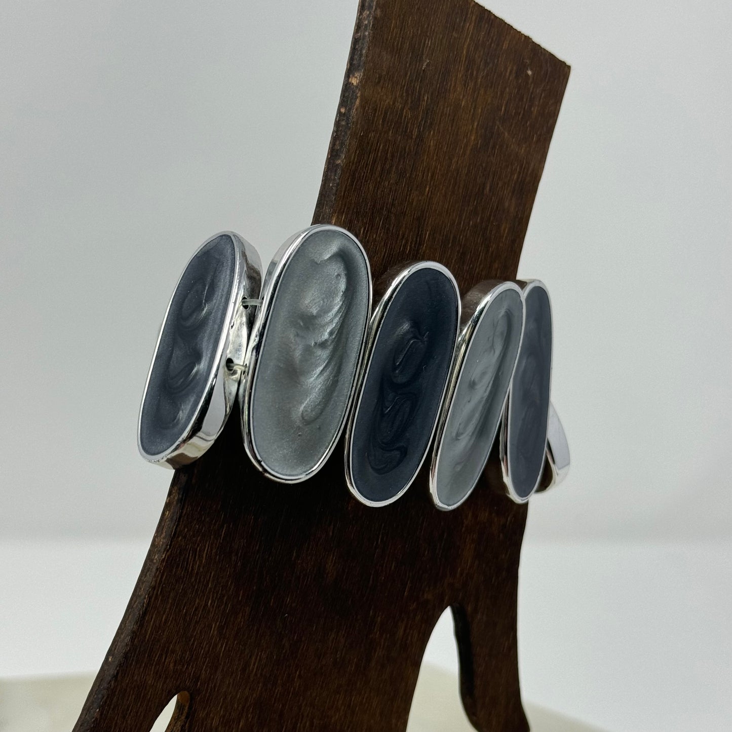 Stunning Vintage Silver Tone Bracelet with Modern Oval Black & Gray Accents - Trendy Jewelry