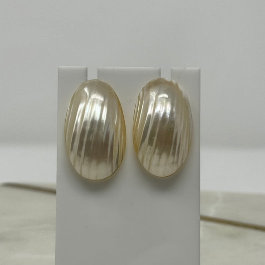 Vintage Oval 1990’s Faux Pearl Post Earrings