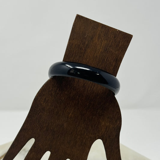 Elegant Black Resin Bangle Bracelet - Trendy Minimalist Fashion Jewelry Accessory