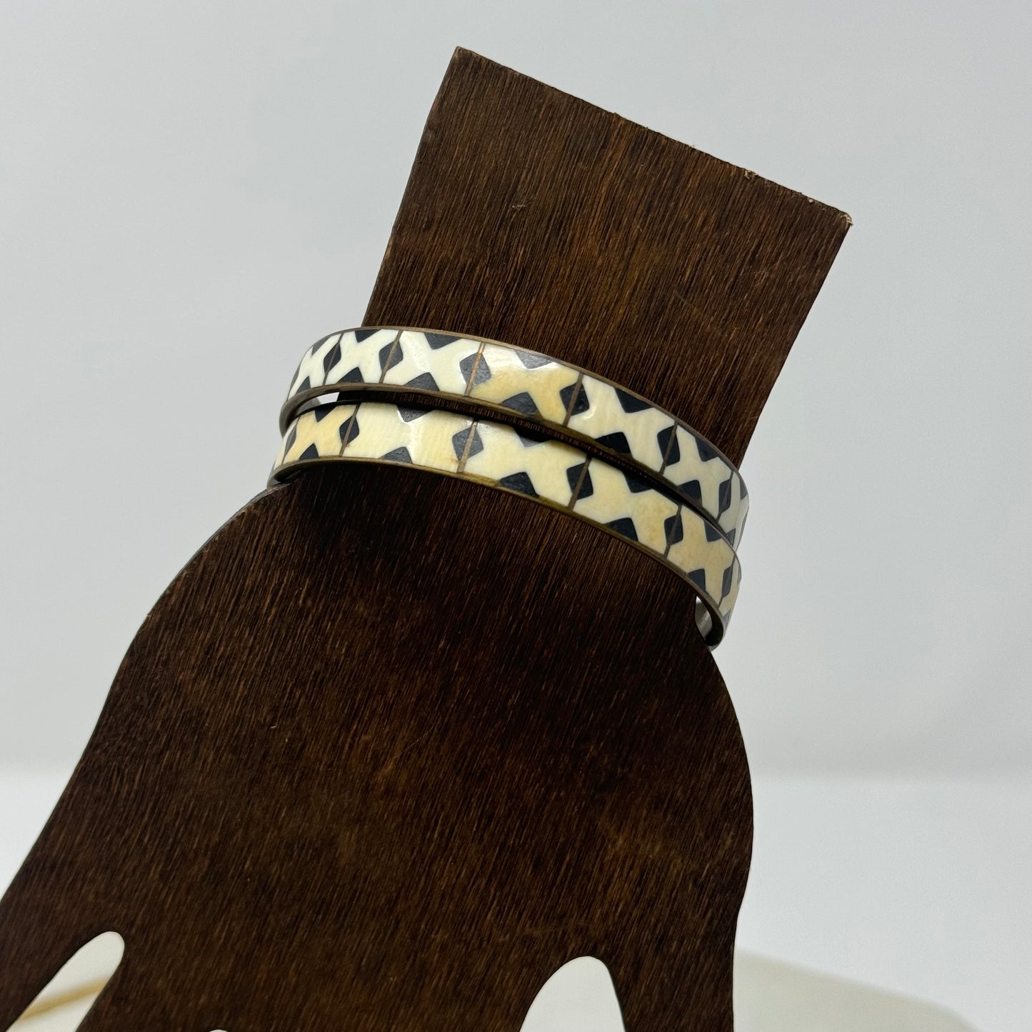 Bracelet Boho Southwest White Brass Tone Pattern Metal Inlay Bangle Set 7.75 in